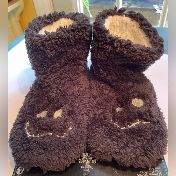 Walt Disney: Nightmare Before Christmas; Fuzzy Babba Slippers
Sm/med
5.5-7.5
NWT - Picture 8 of 9